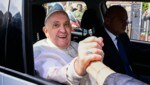 Papst Franziskus hat nach einer dritten Nacht in der römischen Poliklinik „Agostino Gemelli“ das Krankenhaus verlassen und ist in seine Residenz Santa Marta im Vatikan zurückgekehrt. (Bild: AFP)