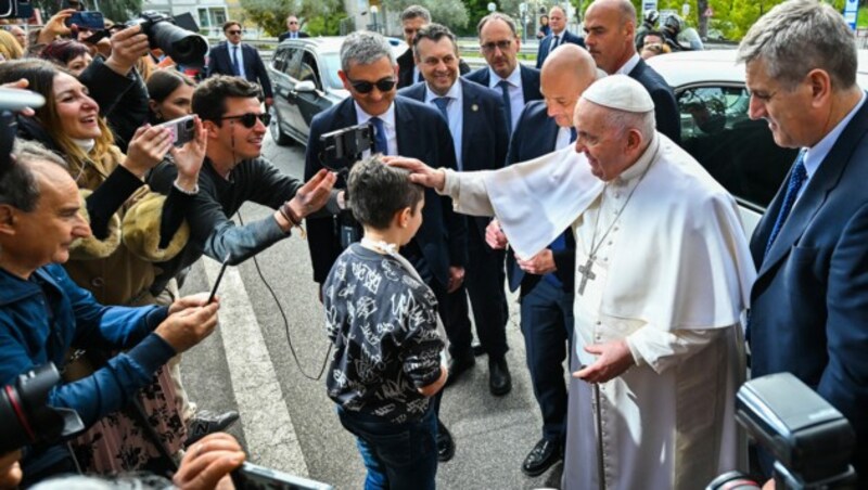 Beim Verlassen des Krankenhauses kümmerte sich der Papst sogleich um seine Anhänger. (Bild: AFP)