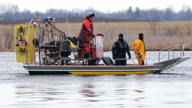 In einem Sumpf in Kanada suchten Rettungskräfte nach den Opfern, die zuvor vermutlich versucht hatten, mit einem Boot illegal in die USA einzureisen. (Bild: APA/Ryan Remiorz/The Canadian Press via AP)