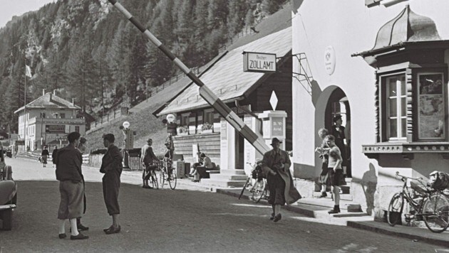 Der Grenzbalken und das Zollamt am Brenner im Jahr 1937. (Bild: Stadtarchiv Innsbruck)