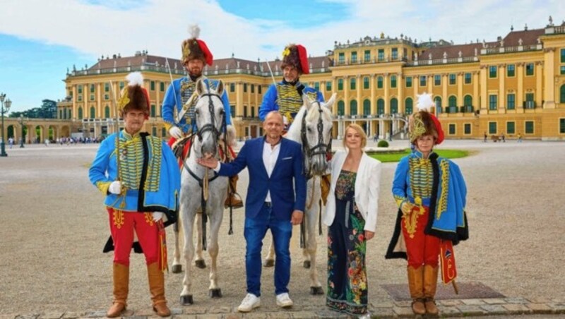 Austria for Life wird am 29. April vor dem Schloss Schönbrunn stattfinden. Gery Keszler (im Bild mit Schauspielerin Elke Winkens) verspricht ein Spektakel samt Star-Ensemble (Bild: Starpix / Alexander Tuma)