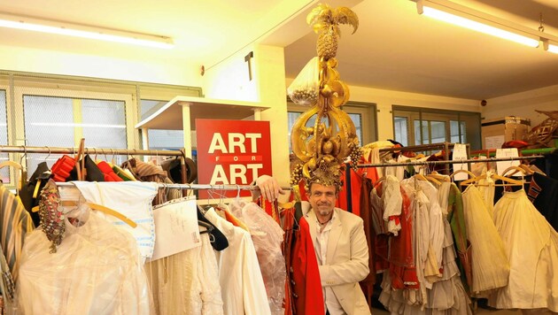 Backstage beim Fitting: Gery Keszler legt selbst Hand an, wenn es um das Styling der prominenten Teilnehmer geht. (Bild: Starpix/ Alexander TUMA)