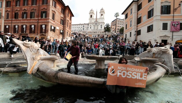 Klimaaktivisten schütteten in den Barcaccia-Brunnen in Rom eine schwarze Flüssigkeit. (Bild: APA/Cecilia Fabiano/LaPresse via AP)