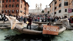 Klimaaktivisten schütteten in den Barcaccia-Brunnen in Rom eine schwarze Flüssigkeit. (Bild: APA/Cecilia Fabiano/LaPresse via AP)