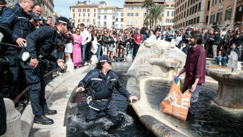 Carabinieri nahmen die drei Klimaaktivisten in Rom fest. (Bild: APA/Cecilia Fabiano/LaPresse via AP)