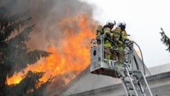 Der Großbrand brachte die Grazer Berufsfeuerwehr an ihre Kapazitätsgrenzen (Bild: Christian Jauschowetz)