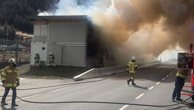 Die Florianijünger brachten den Brand unter Kontrolle (Bild: zeitungsfoto.at)