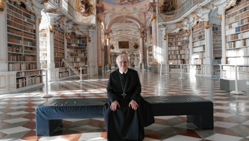 Abt Gerhard Hafner in der Bibliothek von Stift Admont (Bild: Sepp Pail)