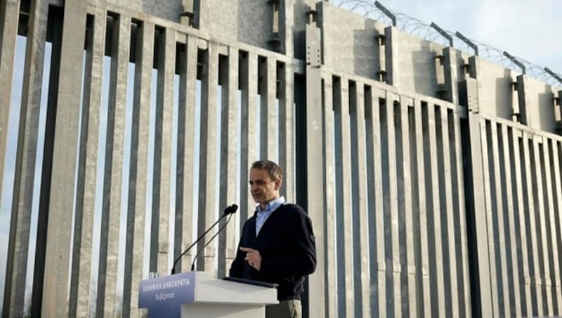 Ministerpräsident Kyriakos Mitsotakis verspricht einen weiteren Ausbau des Grenzzauns zwischen Griechenland und der Türkei und fordert dabei von der EU Unterstützung. (Bild: AP)