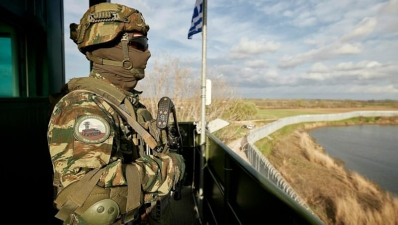 Ein griechischer Soldat überwacht den Grenzfluss Evros zwischen Griechenland und der Türkei. (Bild: AP)