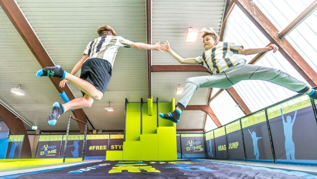 Das Event lädt zum gemeinsamen Springen mit den Internet-Stars (Bild: JUMP DOME)