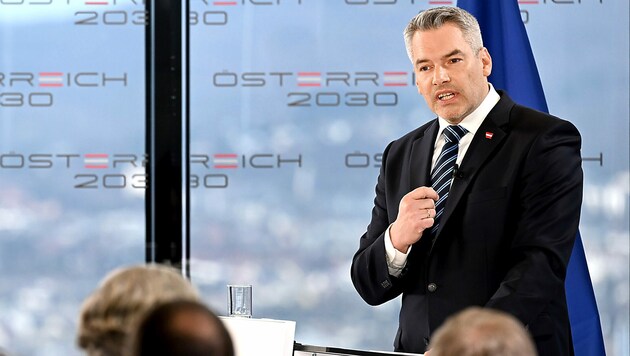 Der konkrete Zukunftsplan „Österreich 2030“ von Bundeskanzler Karl Nehammer wird derzeit von Experten, Praktikern und Politikern ausgearbeitet. (Bild: APA/ROLAND SCHLAGER)