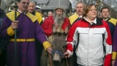 Valentin Pfeifenberger ritt jährlich am Palmsonntag auf einem Esel durch den Ort. (Bild: Holitzky Roland)