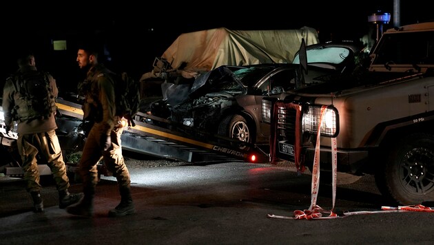 Das Auto des getöteten Angreifers wird abgeschleppt. (Bild: AP)