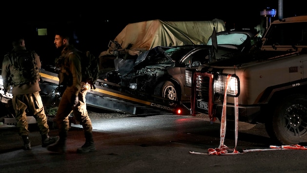 Das Auto des getöteten Angreifers wird abgeschleppt. (Bild: AP)