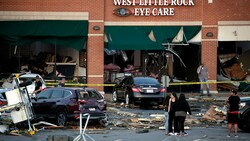 Zerstörte Gebäude und Fahrzeuge in Little Rock, Arkansas (Bild: APA/Getty Images via AFP/GETTY IMAGES/Benjamin)