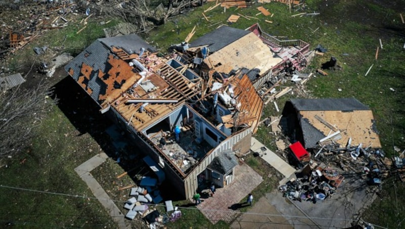 Luftaufnahme eines schwer beschädigten Hauses in Tennessee (Bild: AP)