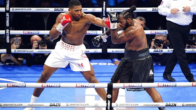 Anthony Joshua (li.) besiegt Jermaine Franklin. (Bild: AP)