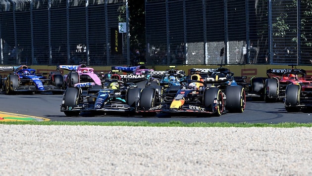 Brisantes Duell zwischen Lewis Hamilton und Max Verstappen (Bild: APA/AFP/Paul CROCK)