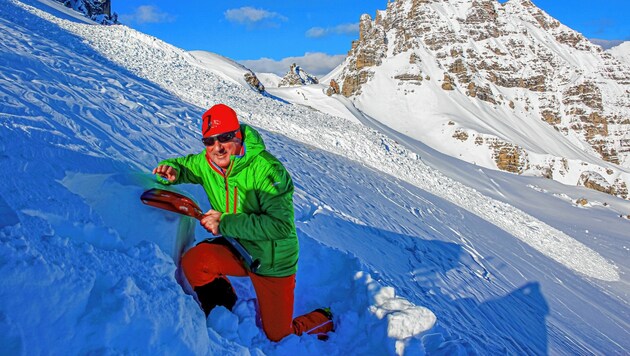 Rudi Mair beim Erstellen eines Schneeprofils (Bild: Lawinenwarndienst Tirol)