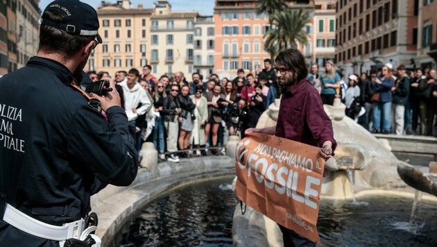 Aktivisten der „Ultima Generazione“ in Rom (Bild: APA/Cecilia Fabiano/LaPresse via AP)