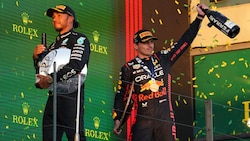 Max Verstappen (re.) gewinnt, Lewis Hamilton steht am Stockerl. (Bild: AP)