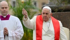 Papst Franziskus eröffnete nach einem viertägigen Aufenthalt im Spital mit der Palmsonntagsmesse die Feierlichkeiten der Karwoche. (Bild: APA/AFP/POOL/Filippo MONTEFORTE)