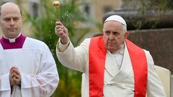 Papst Franziskus eröffnete nach einem viertägigen Aufenthalt im Spital mit der Palmsonntagsmesse die Feierlichkeiten der Karwoche. (Bild: APA/AFP/POOL/Filippo MONTEFORTE)