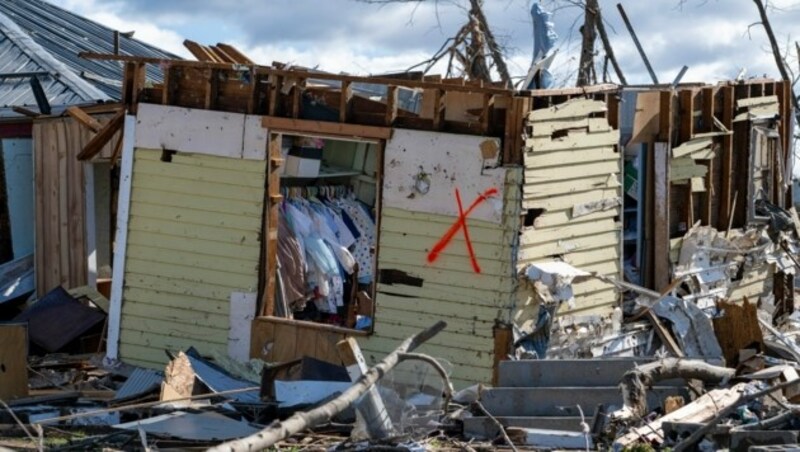 Auch in Sullivan im US-Bundesstaat Indiana hat ein Tornado gewütet und zahlreiche Häuser schwer beschädigt. (Bild: APA/AP Photo/Doug McSchooler, File)