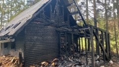 Die Hütte wurde ein Raub der Flammen. (Bild: FF Unterfrauenhaid/ Peter Rathmanner)