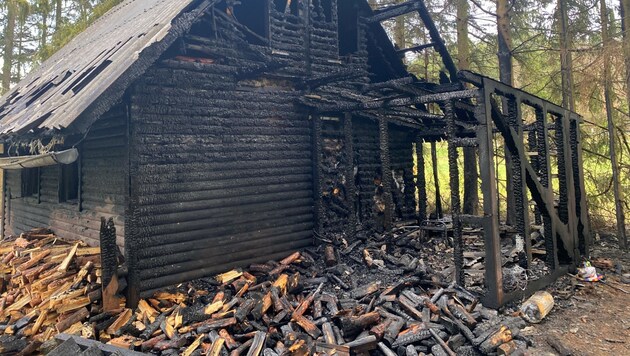 Die Hütte wurde ein Raub der Flammen. (Bild: FF Unterfrauenhaid/ Peter Rathmanner)