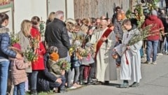 Entlang der Straßen wurden die Palmzweige gesegnet. Zahlreiche Kinder trugen ihre selbst gemachten Palmbesen („Buschen“) in die Kirchen und streckten sie weit in die Höhe. (Bild: Birbaumer Johanna)