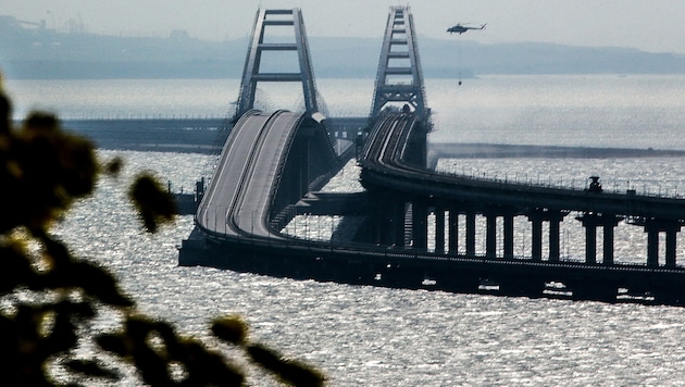 Die Kertsch-Brücke soll durch versenkte Schiffe gesichert werden. (Bild: APA/AFP)