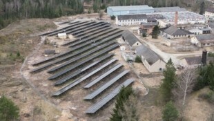 Después de varios años, el sistema fotovoltaico ahora se ha realizado y abierto en la gran área de la antigua fábrica de vidrio.  (Imagen: ENIT GmbH)