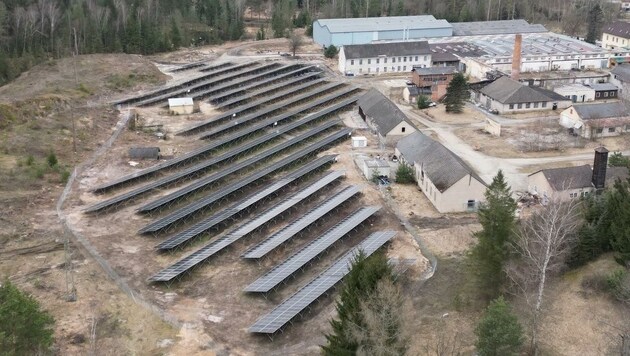 Nach mehreren Jahren wurde nun die Photovoltaik-Anlage auf dem riesigen Areal der einstigen Glasfabrik realisiert und eröffnet. (Bild: ENIT GmbH)