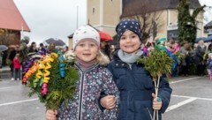 Aurelia (4) und Valentina (3) mit ihren Buschen in Puch. (Bild: Berger Susi)