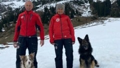 Bernhard Eder (li.) und Bibi Priol sind ab sofort mit ihren Hunden im Einsatz. (Bild: Lawinenhundestaffel Salzburg)