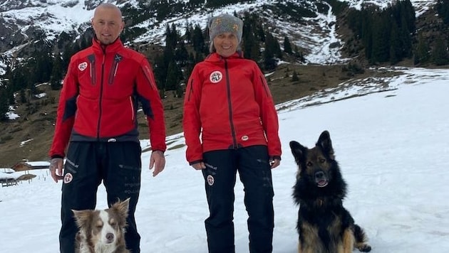 Bernhard Eder (li.) und Bibi Priol sind ab sofort mit ihren Hunden im Einsatz. (Bild: Lawinenhundestaffel Salzburg)