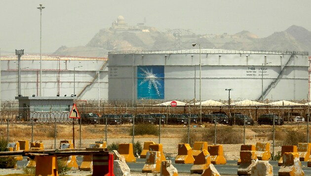 Speicher des Öl-Giganten Saudi Aramco in Dschidda (Bild: AP)