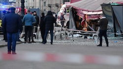 Russische Ermittler inspizieren das Café in St. Petersbuirg nach der Explosion. Der russische Kriegskorrespondent Maxim Fomin kam dabei ums Leben. (Bild: AFP)
