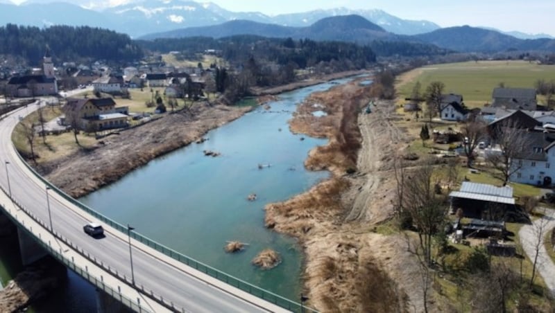 Bei dem Hochwasser im Jahr 2018 ist das Wasser im Entlastungsgerinne der Drau in Rosegg über die Ufer getreten. (Bild: SOBE HERMANN)