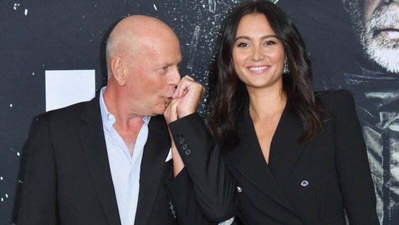 Bruce Willis, hier mit Ehefrau Emma Heming, leidet an frontotemporaler Demenz. Sein Freund gab jetzt ein Gesundheits-Update. (Bild: APA/AFP/Angela Weiss)