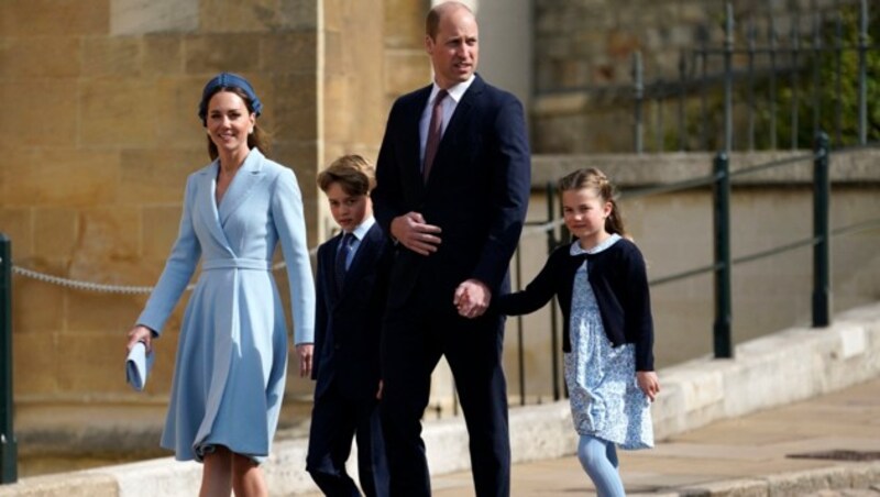 Kate und William brachten im letzten Jahr George und Charlotte erstmals zur Ostermesse nach Windsor mit. Wird Nesthäkchen Louis heuer seine Premiere feiern? (Bild: APA/AFP/POOL/Andrew Matthews)