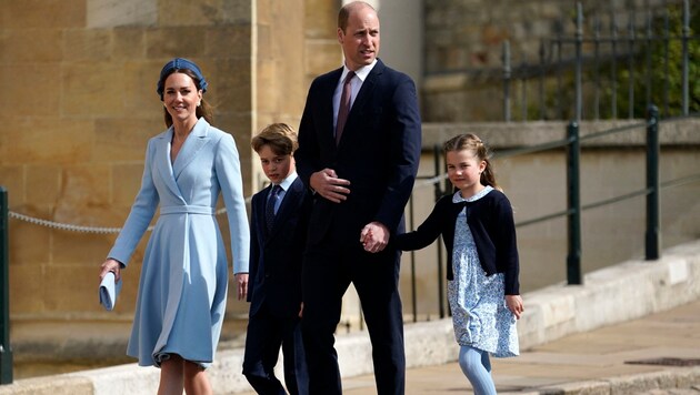 Princess Kate and Prince William with Prince George and Princess Charlotte (Bild: APA/AFP/POOL/Andrew Matthews)
