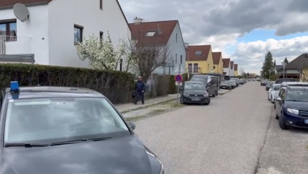 In dieser Straße in Strasshof soll sich die schreckliche Bluttat in den Morgenstunden am Montag ereignet haben. (Bild: Imre Antal)