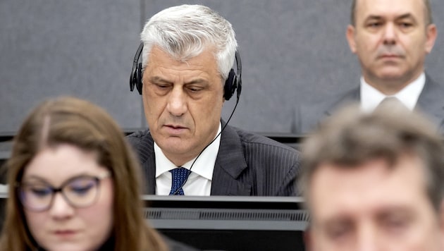 Kosovos Ex-Präsident Hashim Thaci (mit Kopfhörern) hat zum Auftakt seines Kriegsverbrecherprozesses die Vorwürfe gegen ihn zurückgewiesen. (Bild: AFP)