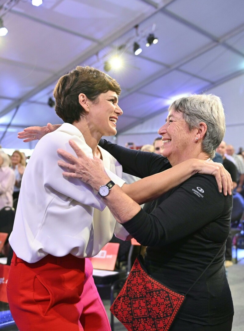 September 2019: Pamela Rendi-Wagner und Margit Fischer beim Wahlkampfabschluss der SPÖ (Bild: APA/HERBERT NEUBAUER)