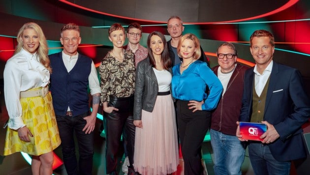 Sonja Pikart und Christoph Fritz, Maria Angelini-Santner und Andi Knoll, Lydia Prenner-Kasper und Katharina Strasser und Thomas Maurer mit Robert Palfrader bei Quizmaster Oliver Polzer. (Bild: ORF)