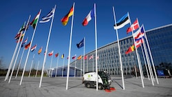 Ein neuer Fahnenmast steht vor der NATO-Zentrale in Brüssel für die finnische Flagge bereit. Wird für uns in Zukunft auch ein weiterer Mast benötigt? (Bild: AP Photo/Virginia Mayo)