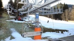 Traurige Bilder dieses Winters: Kaum Schnee in den Wintersportregionen, Skifahrer ziehen auf schmalen weißen Bändern ihre Schwünge. (Bild: Crepaz Franz)